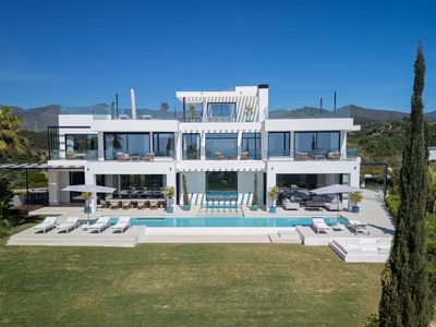 Luxury Villa with Panoramic Views in Estepona